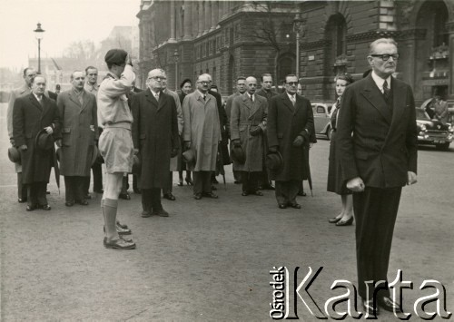 22.04.1956, Londyn, Anglia, Wielka Brytania.
Przedstawiciele rządu emigracyjnego biorą udział w demonstracji przeciwko planowanej wizycie w Polsce I sekretarza Komitetu Centralnego Komunistycznej Partii Związku Radzieckiego (KPZR) Nikity Chruszczowa, a także premiera ZSRR Nikołaja Bułganina. Na pierwszym planie na baczność stoi prawdopodobnie członek Rady Trzech Edward Raczyński. Z tyłu w drugim rzędzie 2. z prawej gen. Tadeusz Komorowski 