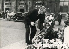 22.04.1956, Londyn, Anglia, Wielka Brytania.
Demonstracja zorganizowana przez Polonię przeciwko planowanej wizycie w Polsce I sekretarza Komitetu Centralnego Komunistycznej Partii Związku Radzieckiego (KPZR) Nikity Chruszczowa, a także premiera ZSRR Nikołaja Bułganina. Prawdopodobnie członek Rady Trzech Edward Raczyński składa kwiaty pod pomnikiem.
Fot. NN, kolekcja: Polska Misja Katolicka, reprodukcje cyfrowe w Ośrodku KARTA