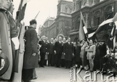 22.04.1956, Londyn, Anglia, Wielka Brytania.
Demonstracja zorganizowana przez Polonię przeciwko planowanej wizycie w Polsce I sekretarza Komitetu Centralnego Komunistycznej Partii Związku Radzieckiego (KPZR) Nikity Chruszczowa, a także premiera ZSRR Nikołaja Bułganina. W pierwszym rzędzie 2 z prawej stoi. członek Rady Trzech. gen. Władysław Anders, 3. Andrzej Ciołkosz, przewodniczący Egzekutywy Zjednoczenia Narodowego.
Fot. NN, kolekcja: Polska Misja Katolicka, reprodukcje cyfrowe w Ośrodku KARTA