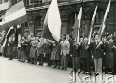22.04.1956, Londyn, Anglia, Wielka Brytania.
Marsz protestacyjny zorganizowany przez Polonię przeciwko planowanej wizycie w Polsce I sekretarza Komitetu Centralnego Komunistycznej Partii Związku Radzieckiego (KPZR) Nikity Chruszczowa, a także premiera ZSRR Nikołaja Bułganina.
Fot. NN, kolekcja: Polska Misja Katolicka, reprodukcje cyfrowe w Ośrodku KARTA