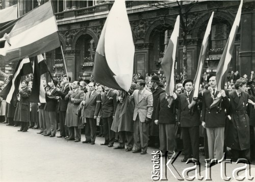 22.04.1956, Londyn, Anglia, Wielka Brytania.
Marsz protestacyjny zorganizowany przez Polonię przeciwko planowanej wizycie w Polsce I sekretarza Komitetu Centralnego Komunistycznej Partii Związku Radzieckiego (KPZR) Nikity Chruszczowa, a także premiera ZSRR Nikołaja Bułganina.
Fot. NN, kolekcja: Polska Misja Katolicka, reprodukcje cyfrowe w Ośrodku KARTA