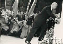 22.04.1956, Londyn, Anglia, Wielka Brytania.
Demonstracja zorganizowana przez Polonię przeciwko planowanej wizycie w Polsce I sekretarza Komitetu Centralnego Komunistycznej Partii Związku Radzieckiego (KPZR) Nikity Chruszczowa, a także premiera ZSRR Nikołaja Bułganina. Członek Rady Trzech gen. Władysław Anders składa kwiaty pod pomnikiem.
Fot. NN, kolekcja: Polska Misja Katolicka, reprodukcje cyfrowe w Ośrodku KARTA