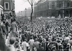 22.04.1956, Londyn, Anglia, Wielka Brytania.
Demonstracja zorganizowana przez Polonię przeciwko planowanej wizycie w Polsce I sekretarza Komitetu Centralnego Komunistycznej Partii Związku Radzieckiego (KPZR) Nikity Chruszczowa, a także premiera ZSRR Nikołaja Bułganina stoją przed kościołem Niepokalanego Serca Maryi przy Brompton Road.
Fot. NN, kolekcja: Polska Misja Katolicka, reprodukcje cyfrowe w Ośrodku KARTA