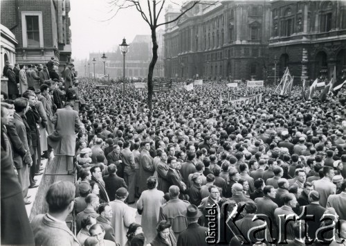 22.04.1956, Londyn, Anglia, Wielka Brytania.
Demonstracja zorganizowana przez Polonię przeciwko planowanej wizycie w Polsce I sekretarza Komitetu Centralnego Komunistycznej Partii Związku Radzieckiego (KPZR) Nikity Chruszczowa, a także premiera ZSRR Nikołaja Bułganina stoją przed kościołem Niepokalanego Serca Maryi przy Brompton Road.
Fot. NN, kolekcja: Polska Misja Katolicka, reprodukcje cyfrowe w Ośrodku KARTA
