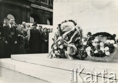 22.04.1956, Londyn, Anglia, Wielka Brytania.
Wieńce pod pomnikiem złożone przez demonstrantów protestujących przeciwko planowanej wizycie w Polsce I sekretarza Komitetu Centralnego Komunistycznej Partii Związku Radzieckiego (KPZR) Nikity Chruszczowa, a także premiera ZSRR Nikołaja Bułganina. Członek Rady Trzech gen. Władysław Anders składa kwiaty pod pomnikiem.
Fot. NN, kolekcja: Polska Misja Katolicka, reprodukcje cyfrowe w Ośrodku KARTA