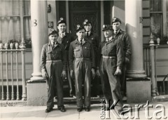 22.04.1956, Londyn, Anglia, Wielka Brytania.
Grupa polskich żołnierzy biorąca udział w demonstracji zorganizowanej przez Polonię przeciwko planowanej wizycie w Polsce I sekretarza Komitetu Centralnego Komunistycznej Partii Związku Radzieckiego (KPZR) Nikity Chruszczowa, a także premiera ZSRR Nikołaja Bułganina. 
Fot. NN, kolekcja: Polska Misja Katolicka, reprodukcje cyfrowe w Ośrodku KARTA