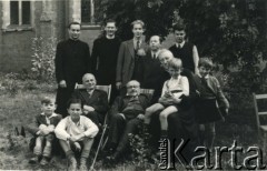 Lata 50., Anglia, Wielka Brytania.
Generał Józef Haller (na leżaku 2. z lewej) w otoczeniu grupy dzieci i księży.  
Fot. NN, kolekcja: Polska Misja Katolicka, reprodukcje cyfrowe w Ośrodku KARTA