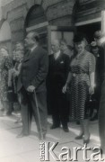 Koniec lat 50., Londyn, Anglia, Wielka Brytania.
Grupa osób przed wejściem do budynku. Na pierwszym planie generał Józef Haller.  
Fot. NN, kolekcja: Polska Misja Katolicka, reprodukcje cyfrowe w Ośrodku KARTA