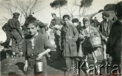 1940-1945, brak miejsca.
Miejscowe dzieci odwiedzają obóz wojskowy żołnierzy Polskich Sił Zbrojnych na Zachodzie. 
Fot. NN, kolekcja: Polska Misja Katolicka, reprodukcje cyfrowe w Ośrodku KARTA