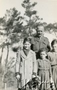 1940-1945, brak miejsca.
Żołnierz Polskich Sił Zbrojnych na Zachodzie w towarzystwie dzieci. 
Fot. NN, kolekcja: Polska Misja Katolicka, reprodukcje cyfrowe w Ośrodku KARTA