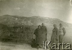 1944-1945, prawdopodobnie okolice Cassino, Włochy.
Żołnierze 2 Korpusu Polskiego Polskich Sił Zbrojnych na Zachodzie na spacerze po okolicy. 
Fot. NN, kolekcja: Polska Misja Katolicka, reprodukcje cyfrowe w Ośrodku KARTA