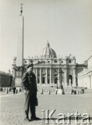 1944-1945, Watykan, Rzym, Włochy.
Żołnierz 3 Brygady Strzelców Karpackich 2 Korpusu Polskiego Polskich Sił Zbrojnych na Zachodzie podczas zwiedzania Bazyliki i Placu św. Piotra.
Fot. NN, kolekcja: Polska Misja Katolicka, reprodukcje cyfrowe w Ośrodku KARTA