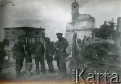 1944-1945, Włochy.
Żołnierze 3 Brygady Strzelców Karpackich 2 Korpusu Polskiego Polskich Sił Zbrojnych na Zachodzie w zbombardowanym mieście. 
Fot. NN, kolekcja: Polska Misja Katolicka, reprodukcje cyfrowe w Ośrodku KARTA