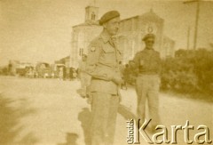 1944-1945, Włochy.
Żołnierze 3 Brygady Strzelców Karpackich 2 Korpusu Polskiego Polskich Sił Zbrojnych na Zachodzie. Z prawej dowódca jednostki gen. Bronisław Duch. 
Fot. NN, kolekcja: Polska Misja Katolicka, reprodukcje cyfrowe w Ośrodku KARTA