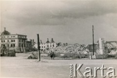 Czerwiec 1947, Dolny Śląsk, Polska.
Zniszczona zabudowa miasta podczas II wojny światowej. Zdjęcie wykonano podczas wizyty arcybiskupa Westminster (prymasa Anglii i Walii) ks. kard. Bernarda Griffina na zaproszenie kardynała Augusta Hlonda.
Fot. NN, kolekcja: Polska Misja Katolicka, reprodukcje cyfrowe w Ośrodku KARTA