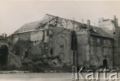 Czerwiec 1947, Dolny Śląsk, Polska.
Ruiny budynku zniszczonego podczas II wojny światowej. Zdjęcie wykonano podczas wizyty arcybiskupa Westminster (prymasa Anglii i Walii) ks. kard. Bernarda Griffina na zaproszenie kardynała Augusta Hlonda.
Fot. NN, kolekcja: Polska Misja Katolicka, reprodukcje cyfrowe w Ośrodku KARTA