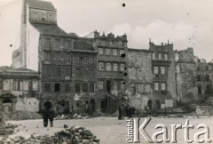 Czerwiec 1947, Dolny Śląsk, Polska.
Zniszczone podczas II wojny światowej kamienice przy rynku. Zdjęcie wykonano podczas wizyty arcybiskupa Westminster (prymasa Anglii i Walii) ks. kard. Bernarda Griffina na zaproszenie kardynała Augusta Hlonda.
Fot. NN, kolekcja: Polska Misja Katolicka, reprodukcje cyfrowe w Ośrodku KARTA