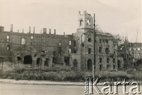 Czerwiec 1947, Dolny Śląsk, Polska.
Ruiny budynków zniszczonych podczas II wojny światowej. Zdjęcie wykonano podczas wizyty arcybiskupa Westminster (prymasa Anglii i Walii) ks. kard. Bernarda Griffina na zaproszenie kardynała Augusta Hlonda.
Fot. NN, kolekcja: Polska Misja Katolicka, reprodukcje cyfrowe w Ośrodku KARTA