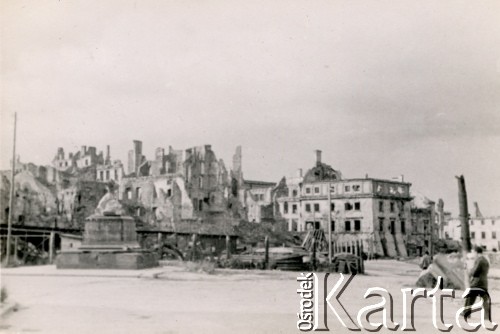 Czerwiec 1947, Dolny Śląsk, Polska.
Zniszczona zabudowa miasta podczas II wojny światowej. Zdjęcie wykonano podczas wizyty arcybiskupa Westminster (prymasa Anglii i Walii) ks. kard. Bernarda Griffina na zaproszenie kardynała Augusta Hlonda.
Fot. NN, kolekcja: Polska Misja Katolicka, reprodukcje cyfrowe w Ośrodku KARTA