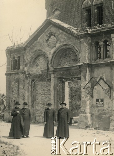 Czerwiec 1947, Dolny Śląsk, Polska.
Wizyta arcybiskupa Westminster (prymasa Anglii i Walii) ks. kard. Bernarda Griffina (2. z prawej) na zaproszenie kardynała Augusta Hlonda (1. z prawej). Na zdjęciu księża zwiedzają ruiny kościoła.
Fot. NN, kolekcja: Polska Misja Katolicka, reprodukcje cyfrowe w Ośrodku KARTA