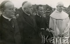 Czerwiec 1947, Dolny Śląsk, Polska.
Wizyta arcybiskupa Westminster (prymasa Anglii i Walii) ks. kard. Bernarda Griffina (1. z lewej) na zaproszenie kardynała Augusta Hlonda (2. z lewej).
Fot. NN, kolekcja: Polska Misja Katolicka, reprodukcje cyfrowe w Ośrodku KARTA