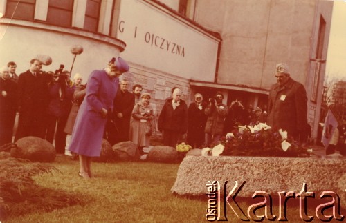 1988, Warszawa, Polska.
Brytyjska premier Margaret Thacher odwiedza grób księdza Jerzego Popiełuszki podczas wizyty w Polsce.
Fot. NN, kolekcja: Polska Misja Katolicka, reprodukcje cyfrowe w Ośrodku KARTA