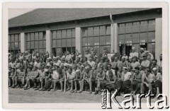 1940-1945, Murnau am Staffelsee, Bawaria, Niemcy.
Oflag Murnau VII A, n/z grupa oficerów obserwuje zawody sportowe.
Fot. autor nieznany, kolekcja Mariana Stelmacha, zbiory Fundacji Ośrodka KARTA