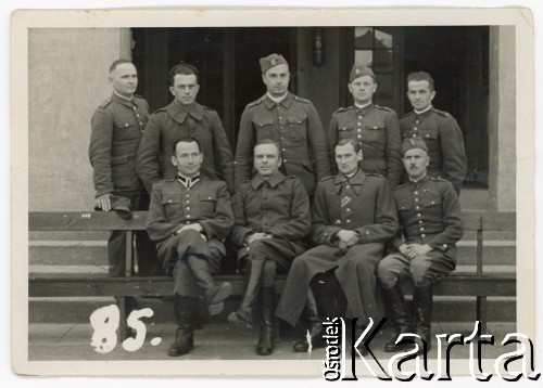 1940-1945, Murnau am Staffelsee, Bawaria, Niemcy.
Oflag Murnau VII A, n/z grupa polskich oficerów.
Fot. autor nieznany, kolekcja Mariana Stelmacha, zbiory Fundacji Ośrodka KARTA
