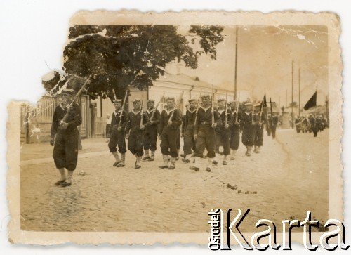 Lata 30., Pińsk, woj. poleskie, Polska.
Pogrzeb marynarza Flotylli Pińskiej.
Fot. autor nieznany, kolekcja Kazimierza Redzeja, zbiory Fundacji Ośrodka KARTA