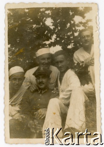 01.07.1937, Brześć, Polska.
Wojskowi i pielęgniarki pozują do zdjęcia.
Fot. autor nieznany, kolekcja Kazimierza Redzeja, zbiory Fundacji Ośrodka KARTA