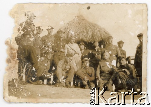 08.1935, Pińsk, Polska.
Ćwiczenia Wojska Polskiego, n/z grupa żołnierzy pozuje do zdjęcia.
Fot. autor nieznany, kolekcja Kazimierza Redzeja, zbiory Fundacji Ośrodka KARTA