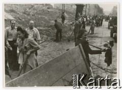 1947, Warszawa, Polska.
Odgruzowywanie miasta, n/z Roman Melchior (3L).
Fot. autor nieznany, kolekcja Małgorzaty Melchior, zbiory Fundacji Ośrodka KARTA