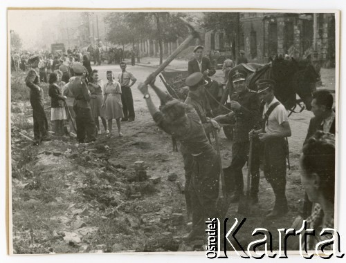 1947, Warszawa, Polska.
Odgruzowywanie miasta.
Fot. autor nieznany, kolekcja Małgorzaty Melchior, zbiory Fundacji Ośrodka KARTA