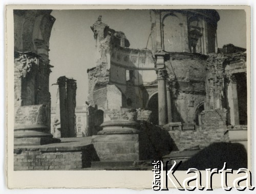 1947, Warszawa, Polska.
Zrujnowany kościół św. Aleksandra, plac Trzech Krzyży.
Fot. autor nieznany, kolekcja Małgorzaty Melchior, zbiory Fundacji Ośrodka KARTA