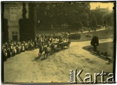 15.08.1927, Dzików, woj. śląskie, Polska.
Przejazd dożynkowy w dobrach dzikowskich należących do rodu Tarnowskich.
Fot. Stefan Burnatowicz, kolekcja Stefana Burnatowicza, zbiory Ośrodka KARTA

