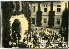 15.08.1927, Dzików, woj. śląskie, Polska.
Wieńce dożynkowe przed pałacem Tarnowskich.
Fot.  Stefan Burnatowicz, kolekcja Stefana Burnatowicza, zbiory Ośrodka KARTA