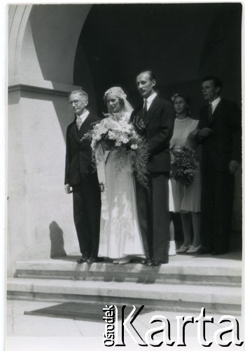 1931, Dzików, woj. śląskie, Polska.
Panna młoda, przyszła  hrabina Róża Tarnowska z Zamoyskich w otoczeniu krewnych na schodach pałacu.
Fot. Stefan Burnatowicz, kolekcja Stefana Burnatowicza, zbiory Ośrodka KARTA