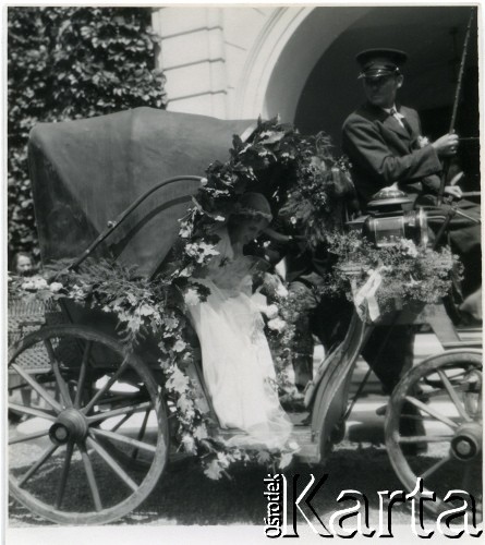 1931, Dzików, woj. śląskie, Polska.
Artur Tarnowski i Róża Zamoyska-Tarnowska wysiadają z powozu ślubnego przystrojonego kwiatami.
Fot. Stefan Burnatowicz, kolekcja Stefana Burnatowicza, zbiory Ośrodka KARTA
