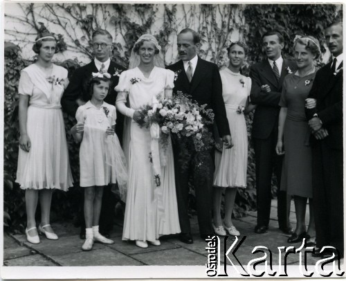 1931, Dzików, woj. śląskie, Polska.
Po ślubie hrabiego Artura Tarnowskiego i Róży z Zamoyskich. Portret grupowy nowożeńców i gości weselnych na tle zabudowań ogrodowych.
Fot. Stefan Burnatowicz, kolekcja Stefana Burnatowicza, zbiory Ośrodka KARTA