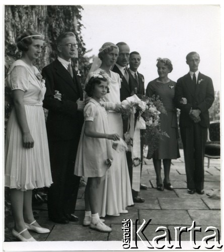 1931, Dzików, woj. śląskie, Polska.
Para Młoda wraz z krewnymi i gośćmi weselnymi na tle zarośniętych zabudowań w ogrodzie przy pałacu Tarnowskich.
Fot. Stefan Burnatowicz, kolekcja Stefana Burnatowicza, zbiory Ośrodka KARTA