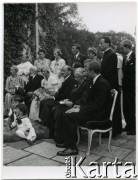 1931, Dzików, woj. śląskie, Polska.
Ślub hrabiego Jana Tarnowskiego z Różą z Zamoyskich. Pozowanie do portretu grupowego nowożeńców i gości weselnych na tle zabudowań ogrodowych.
Fot. Stefan Burnatowicz, kolekcja Stefana Burnatowicza, zbiory Ośrodka KARTA