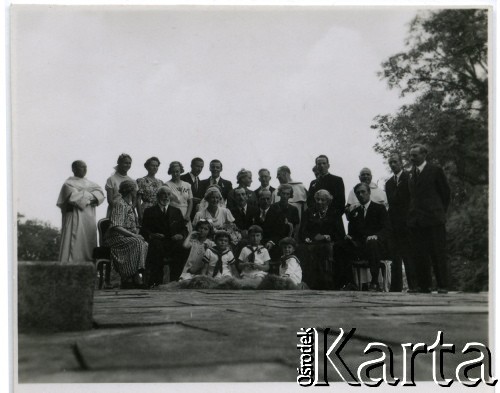 1931, Dzików, woj. śląskie, Polska.
Portret grupowy ze ślubu hrabiostwa Tarnowskich w Dzikowie. W środku nowożeńcy w otoczeniu krewnych i innych gości.
Fot. Stefan Burnatowicz, kolekcja Stefana Burnatowicza, zbiory Ośrodka KARTA