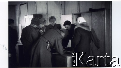 1944, Lublin, Polska.
Żołnierze zapoznający się z dokumentacja hitlerowskich zbrodni na terenie dawnego obozu zagłady na Majdanku.
Fot. Stefan Burnatowicz, kolekcja Stefana Burnatowicza, zbiory Ośrodka KARTA