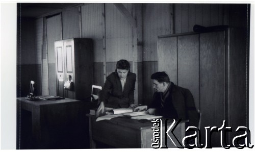 1944, Lublin, Polska.
Teren dawnego obozu zagłady na Majdanku. Prace biurowe przy dokumentacji zbrodni hitlerowskich popełnionych na więźniach.
Fot. Stefan Burnatowicz, kolekcja Stefana Burnatowicza, zbiory Ośrodka KARTA