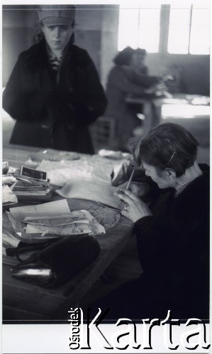 1944, Lublin-Majdanek, Polska.
Praca nad dokumentacją hitlerowskich zbrodni w byłym obozie zagłady na Majdanku. Kobieta po prawej opracowuje materiały dowodowe.
Fot. Stefan Burnatowicz, kolekcja Stefana Burnatowicza, zbiory Ośrodka KARTA