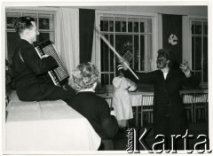 1954, Zakopane, woj. krakowskie, Polska Rzeczpospolita Ludowa.
Bal olimpijczyków - zabawa w przebraniach z towarzyszeniem muzyki.
Fot. Stefan Burnatowicz, kolekcja Stefana Burnatowicza, zbiory Ośrodka KARTA