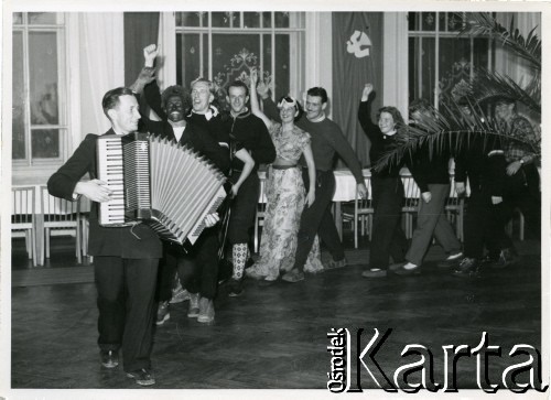 1954, Zakopane, woj. krakowskie,  Polska Rzeczpospolita Ludowa.
Bal olimpijczyków - zabawa w sali ze stołami. Taneczny pochód prowadzony przez mężczyznę grającego na akordeonie.
Fot. Stefan Burnatowicz, kolekcja Stefana Burnatowicza, zbiory Ośrodka KARTA