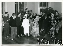 1954, Zakopane, woj. krakowskie, Polska Rzeczpospolita  Ludowa.
Bal olimpijczyków. Pozowanie do zdjęcia grupowego w przebraniach.
Fot. Stefan Burnatowicz, kolekcja Stefana Burnatowicza, zbiory Ośrodka KARTA