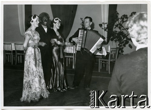 1954, Zakopane, woj. krakowskie, Polska Rzeczpospolita Ludowa.
Zabawa na balu olimpijczyków. Po lewej kobiety w przebraniach, obok mężczyzna grający na akordeonie.
Fot. Stefan Burnatowicz, kolekcja Stefana Burnatowicza, zbiory Ośrodka KARTA.