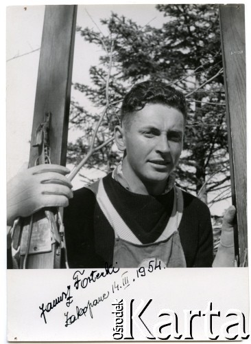 14.03.1954, Zakopane, woj. krakowskie, Polska Rzeczpospolita Ludowa.
Janusz Fortecki -  portret reprezentanta Polski w narciarstwie.
Fot. Stefan Burnatowicz, kolekcja Stefana Burnatowicza, zbiory Ośrodka KARTA
